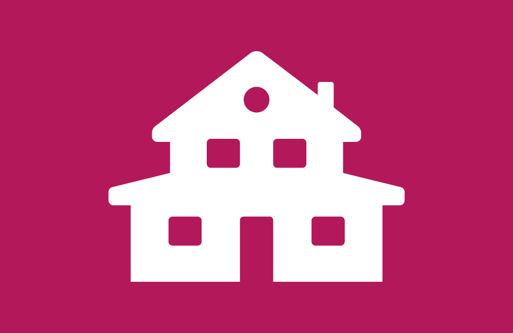 Pictogram van een wit huis met meerdere ramen en een schoorsteen op een effen donkerroze achtergrond. (vergroot foto)